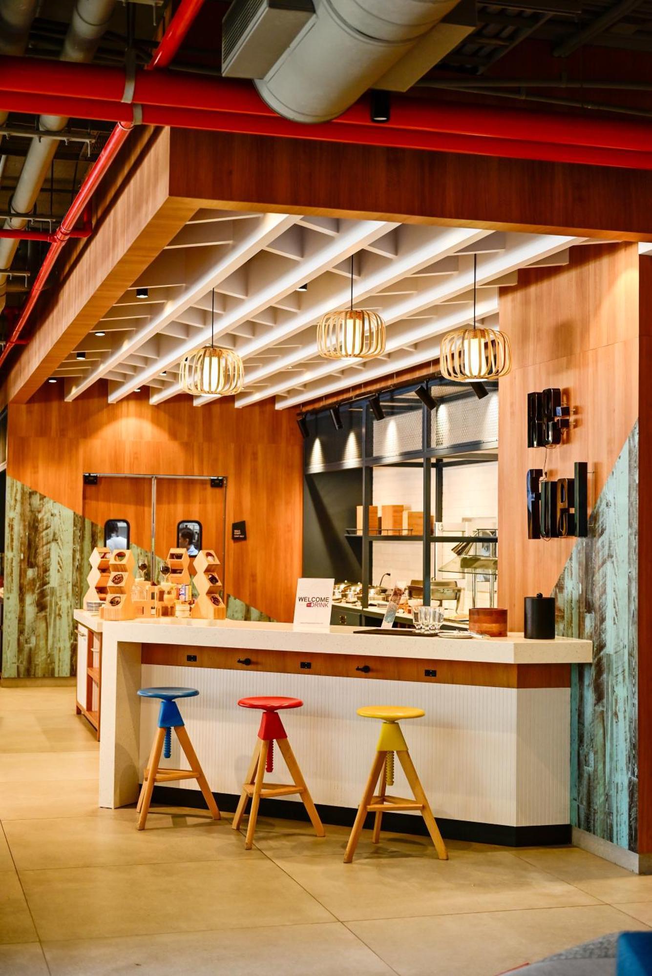 Hotel Aloft Playa Del Carmen Zewnętrze zdjęcie The interior of a typical Starbucks Reserve store