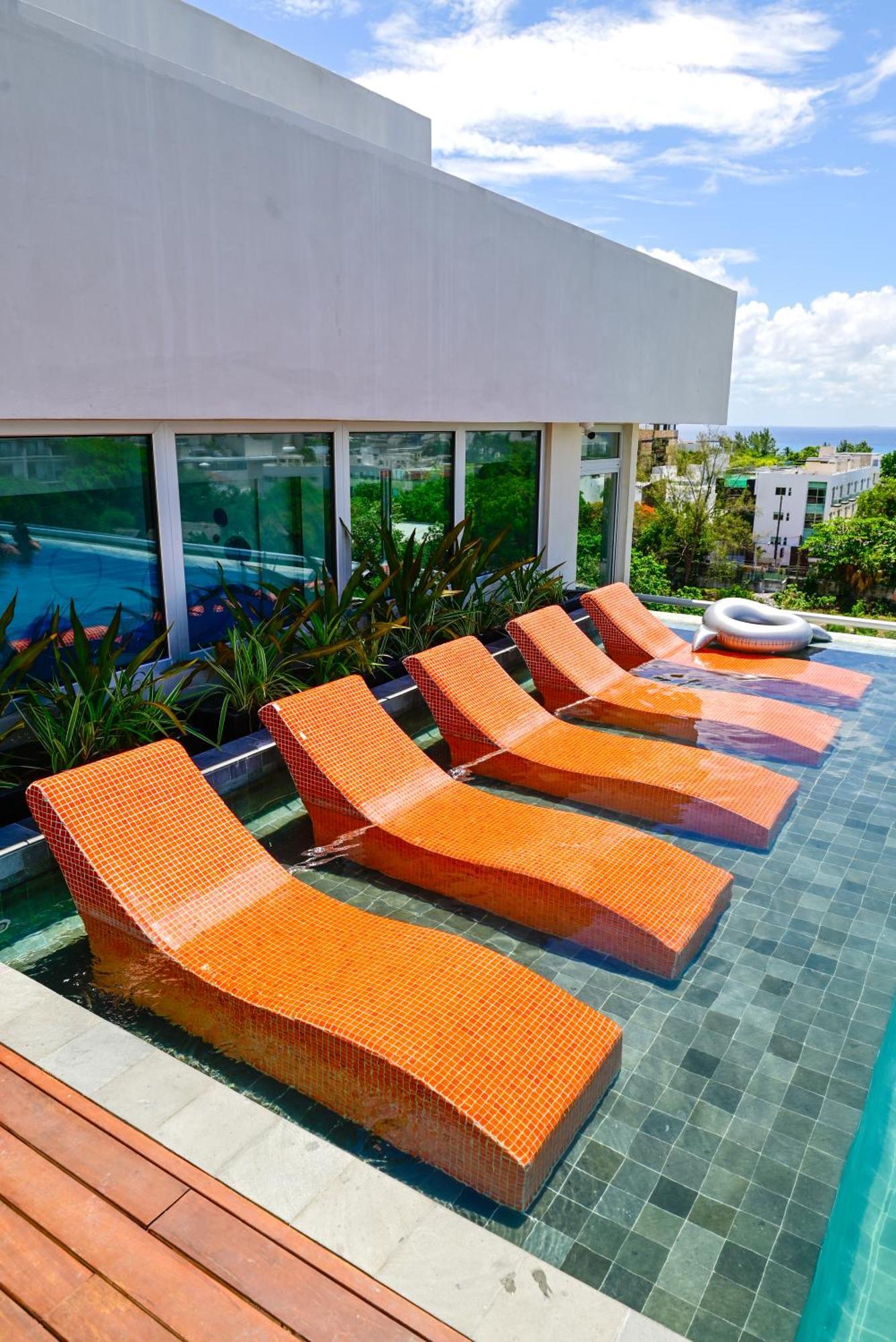 Hotel Aloft Playa Del Carmen Zewnętrze zdjęcie Sunbathing chairs at a pool