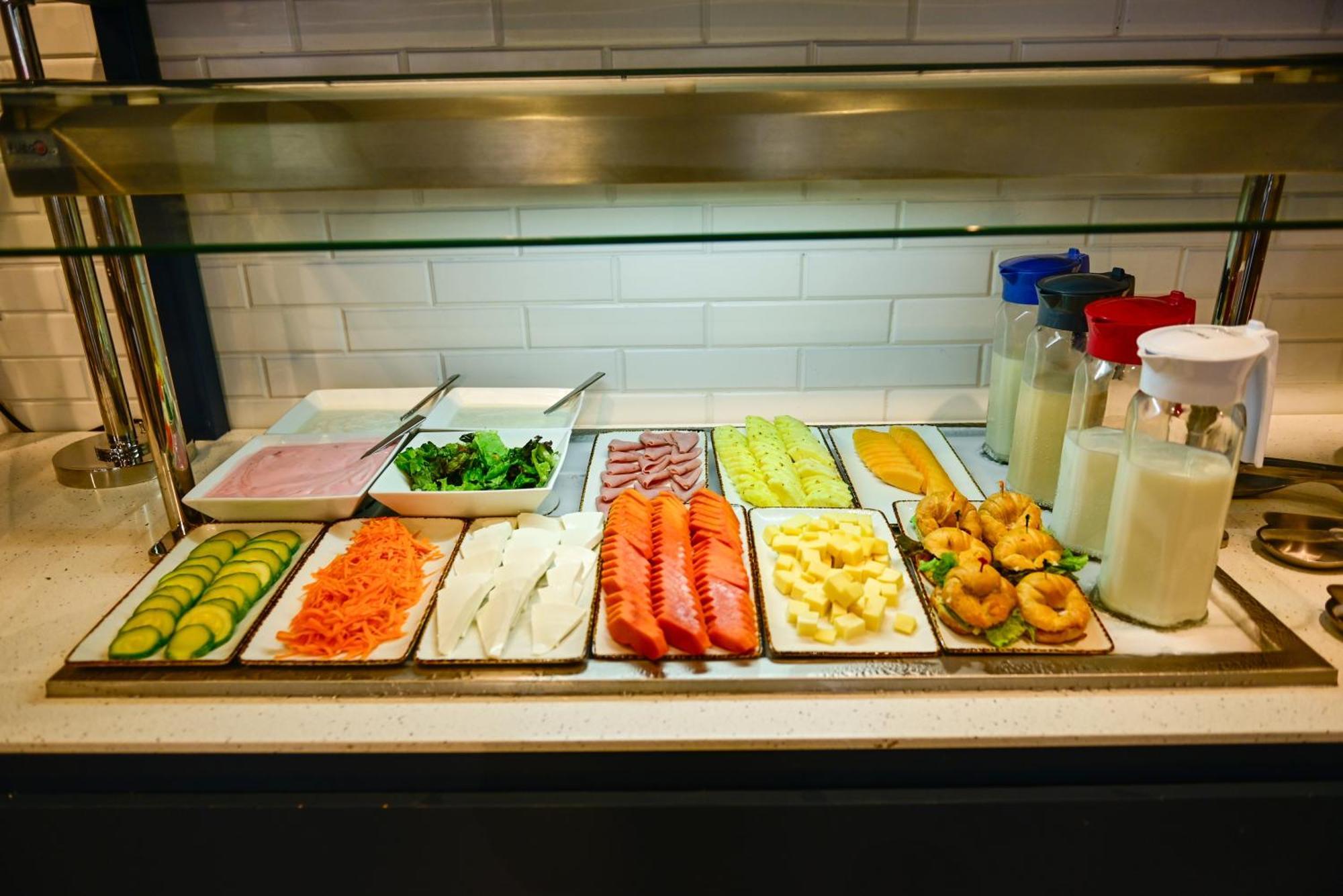 Hotel Aloft Playa Del Carmen Zewnętrze zdjęcie A salad bar