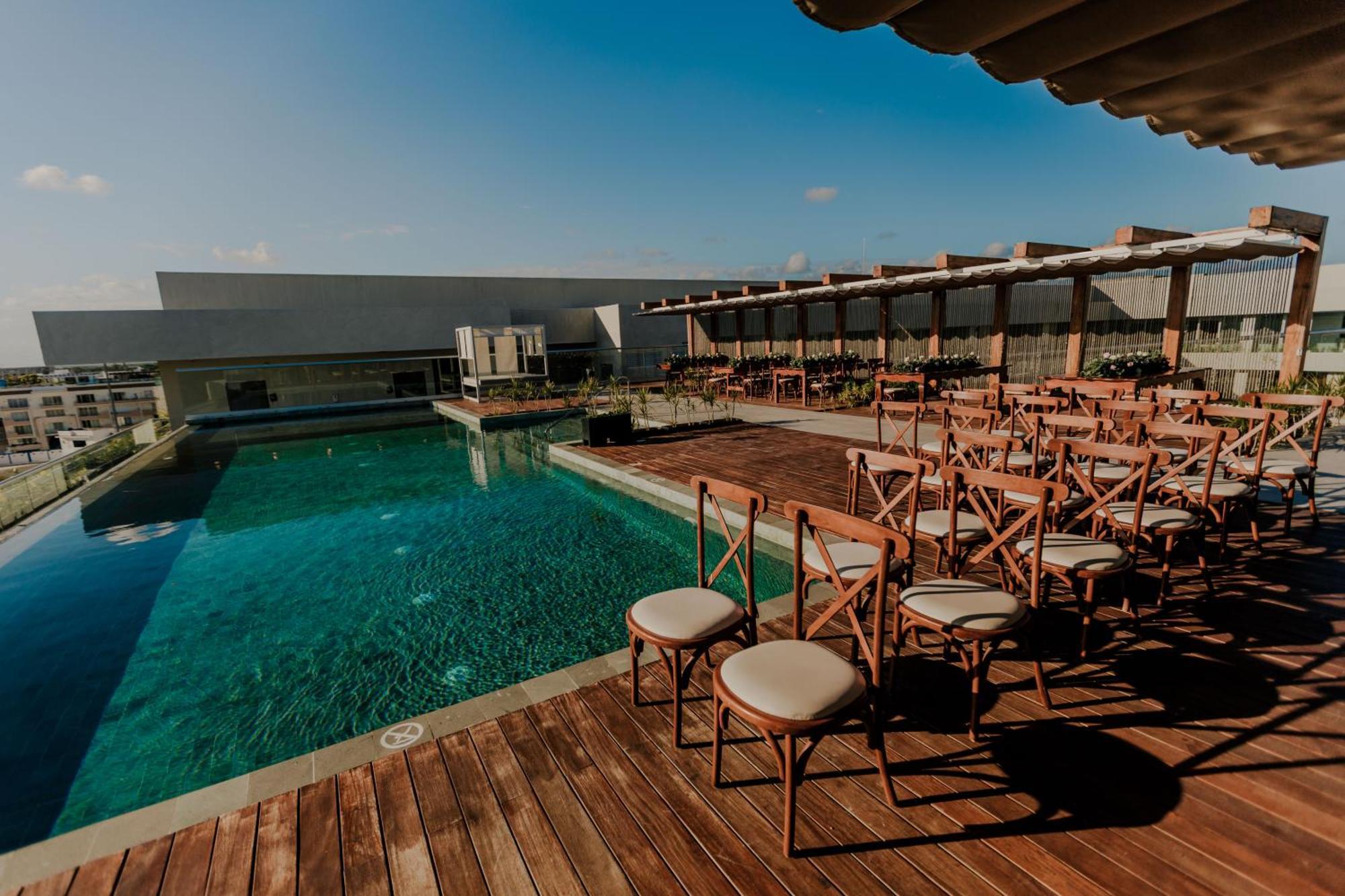 Hotel Aloft Playa Del Carmen Zewnętrze zdjęcie Rooftop pool at the hotel