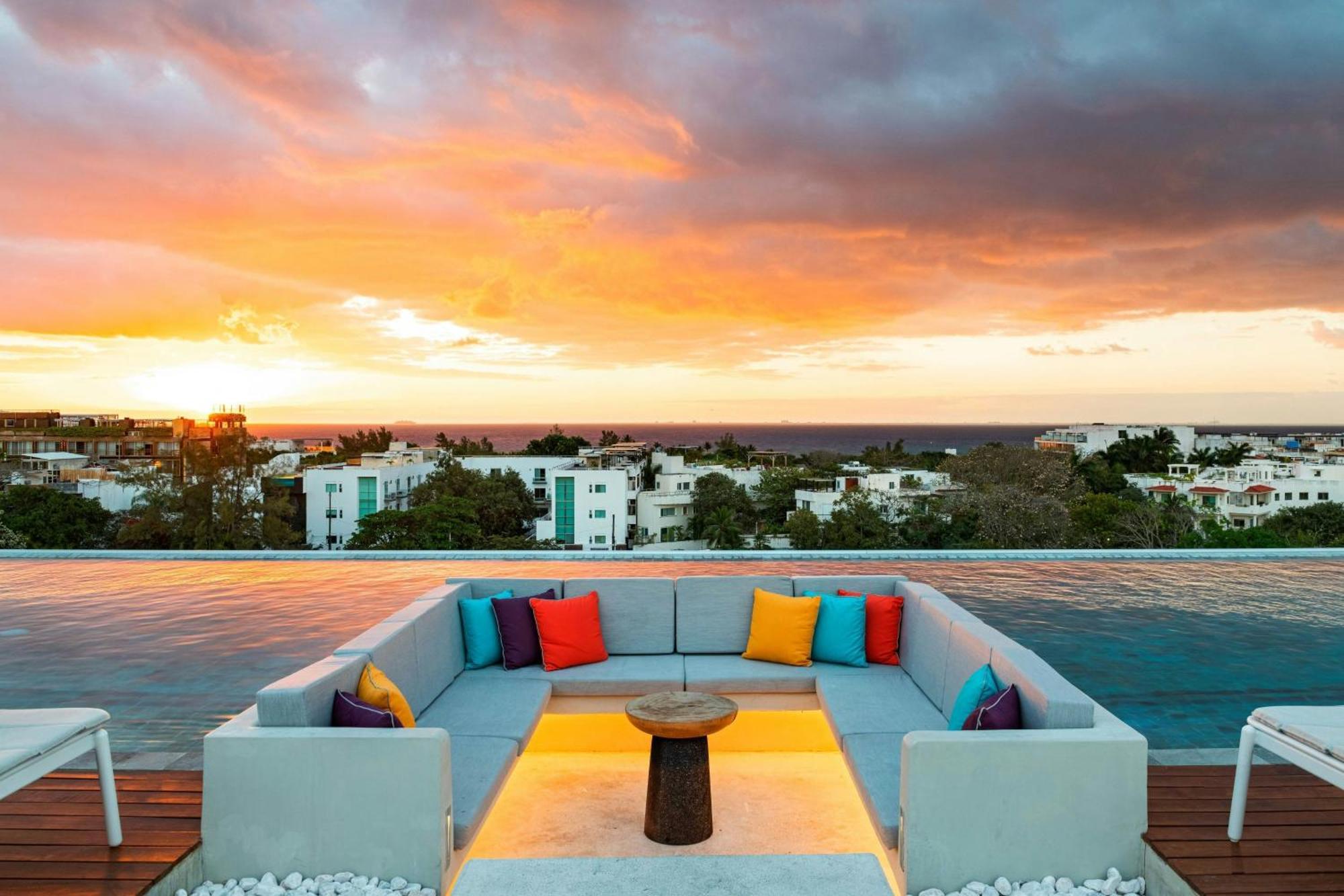 Hotel Aloft Playa Del Carmen Zewnętrze zdjęcie Sunset at the rooftop pool