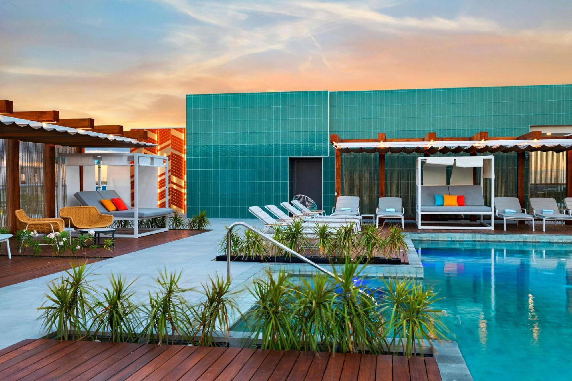 Hotel Aloft Playa Del Carmen Zewnętrze zdjęcie The rooftop pool at the hotel