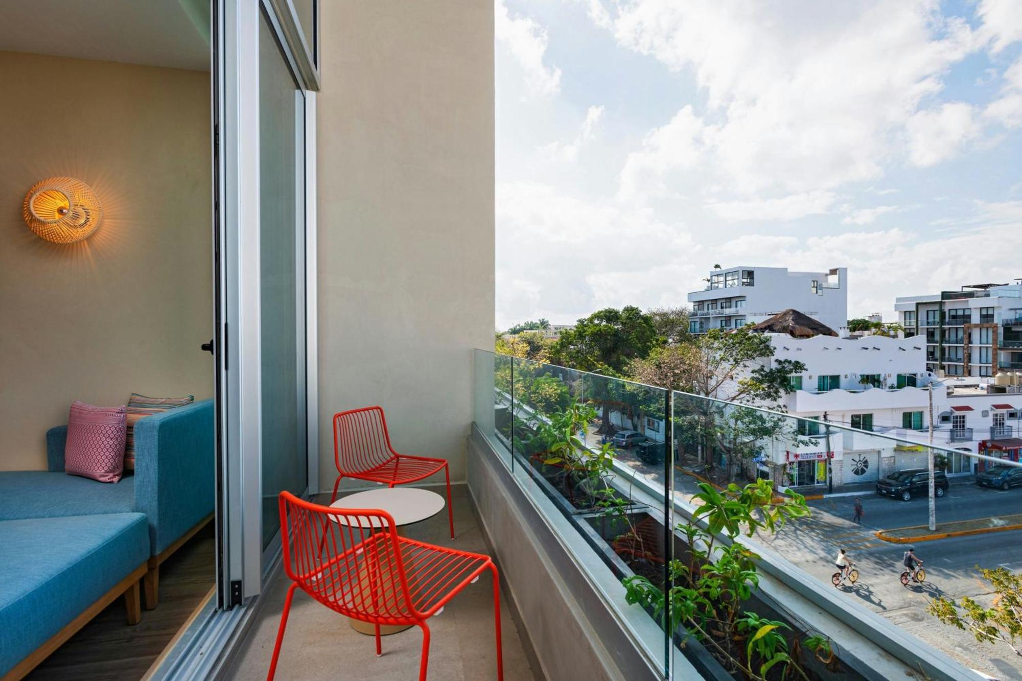 Hotel Aloft Playa Del Carmen Zewnętrze zdjęcie Balcony of a hotel room